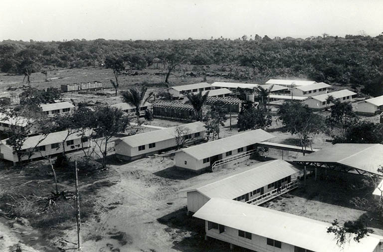 Les dortoirs de la cité de chantier à Kourou